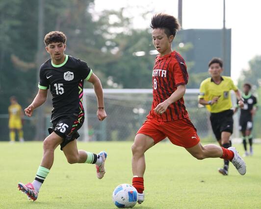 後半、新潟選抜のＭＦ稲葉健人（アルビレックス新潟Ｕ－１８）が攻める＝１１日　新発田市のサンスポーツランドしばた