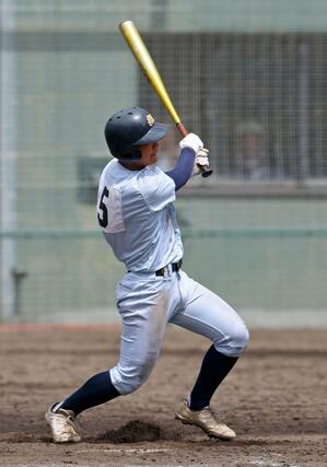 ９回新潟明訓　１死一、三塁　９番古賀翼が適時打を放ち、５－４と勝ち越す＝柏崎市佐藤池球場