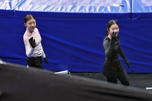 公式練習を終えた千葉百音（左）と中井亜美＝ミラノ（共同）