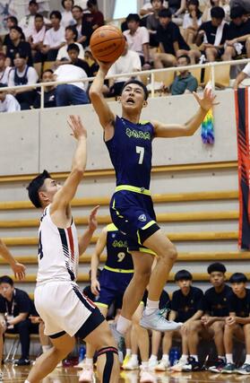 鳥取城北－帝京長岡　第３クオーター、シュートを狙う帝京長岡のエース・赤澤翔心（右）＝岡山市
