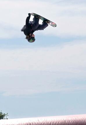 完成したスノーボード練習施設「村上スノーリサーチ＆トレーニングセンター」でデモ演技をする平野歩夢選手＝９月１４日、村上市瀬波温泉３