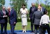 G7サミットの招待国も含めた記念撮影に臨む高市首相(左から3人目)=16日、フランス東部エビアン(共同)