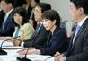 中東情勢に関する関係閣僚会議であいさつする高市首相（右から２人目）＝４月２４日午後、首相官邸