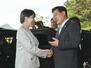 　自身の故郷、韓国・安東で高市首相（左）を出迎える李在明大統領＝５月（共同）