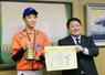 全国大会優勝を佐野大輔市長(右)に報告する、吉田中3年の浅井隼さん=燕市吉田西太田