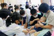 「柔らかくてかわいい♡」佐渡市・金井小児童が赤ちゃんと触れ合い　命の重さ、抱っこで実感