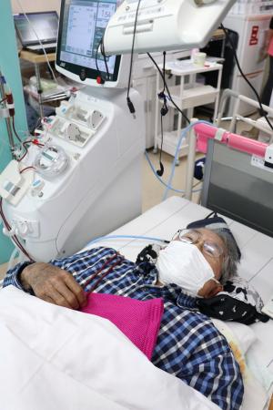 透析中の磯崎義光さん=9日、神奈川県開成町