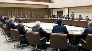 県教育委員会が本年度の重点施策を説明した「全県教育長会議」=4月14日、新潟市中央区