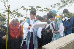 鳥取県の大山で行われた夏山開きの神事「山頂祭」=7日午前