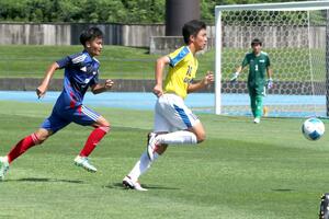 サッカー決勝 先制点を決めるなど活躍した内野の岡本理央人(右)=8日、新発田市五十公野公園陸上競技場