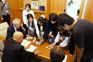 「越の梅」を使った手作りの梅ゼリーを振る舞う田上小の6年生=田上町役場