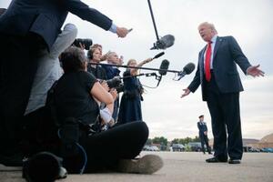13日、記者団の質問に答えるトランプ米大統領(右)=ワシントン郊外(ゲッティ=共同)