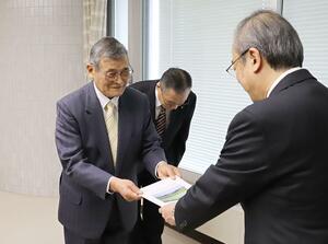 花角英世知事(右)に要望書を手渡す「JR米坂線復旧関川期成同盟会」の中倉虎治会長(左)=12月25日、県庁