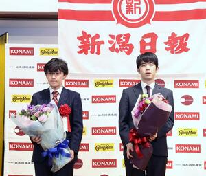 棋王戦の前夜祭に臨んだ藤井聡太棋王(右)と伊藤匠七段=3月2日、新潟市中央区
