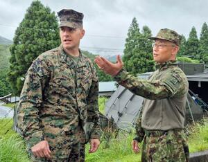 　日米の大規模実動訓練「レゾリュート・ドラゴン」に参加し、陸自幹部と歓談する米軍第１２海兵沿岸連隊のリチャード・ナイカーク司令官（左）＝２５日午後、大分県の陸自日出生台演習場