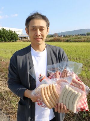 ＩＦＦＡ日本食肉加工コンテストで金賞を受賞した９商品と渡邊省吾社長＝佐渡市新穂大野