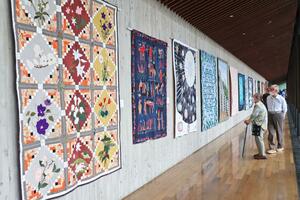 色彩豊かな作品が並ぶキルト展＝十日町市本町１
