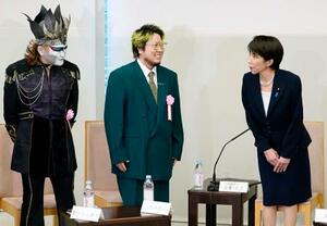 　コンテンツ産業関係者との意見交換会に臨む高市首相（右）。中央はこっちのけんとさん＝２２日午前、首相官邸