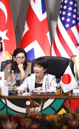 　南アフリカのヨハネスブルクで開幕したＧ２０サミットで発言する高市首相＝２２日（代表撮影・共同）