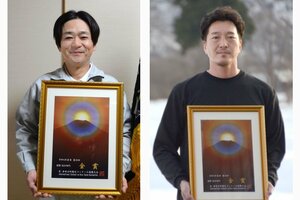 「連続して金賞が受賞できるように頑張りたい」と話す小岩孝徳さん=魚沼市大倉(左)と雪に覆われた水田を背にし「理想の米を追求したい」と意気込む関智晴さん=南魚沼市関