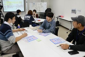 新川漁港周辺の魅力、課題などを語り合う「渚の進歩ジウム」参加者ら=11月2日、新潟市西区内野町