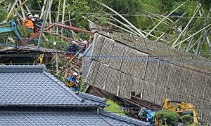 　住宅倒壊現場＝９日、鹿児島県姶良市