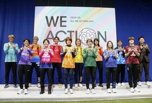 WEリーグの地域貢献活動を紹介するイベントに集まった広島の近賀ゆかり選手(前列左端)やアルビレックス新潟レディースの道上彩花選手(後列左から2人目)ら=2月、東京都内