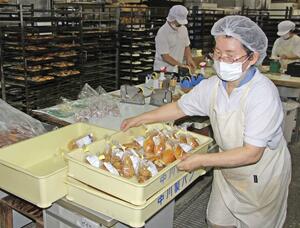 多彩な商品が焼き上がる中川製パン所の工場=佐渡市栗野江