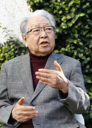 旭日重光章受章が決まり記者会見する細江英公さん=2017年10月、東京都杉並区