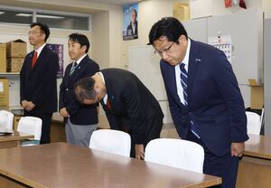 自民党県議団へのあいさつに訪れた4人の衆院選候補者。新潟県関係の自民衆院議員は2人のみとなった=10月28日、県議会