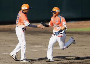 ３回１死、高義博（右）の左越えソロで１－８。三塁コーチャーの横田コーチとタッチを交わす＝５月２９日、三条市パールスタ