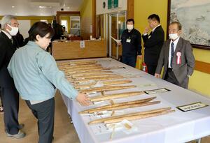 生産者が丹精込めて育てた自然薯が出品された品評会=阿賀町石間