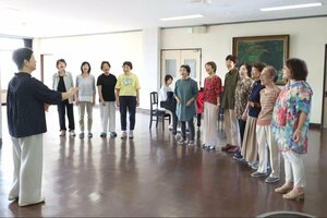 単独の発表会に向け練習に励む女性コーラスグループ「みずばしょう」のメンバー=胎内市東本町