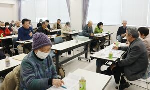 島内の短歌愛好者が講演や歌会を通し、親睦を深めた佐渡ケ島短歌趣味の会=佐渡市中原