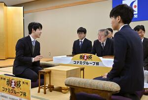 将棋の第50期棋王戦コナミグループ杯5番勝負の第2局を前に、検分する藤井聡太棋王(左)と増田康宏八段=2月21日午後、金沢市の北國新聞会館