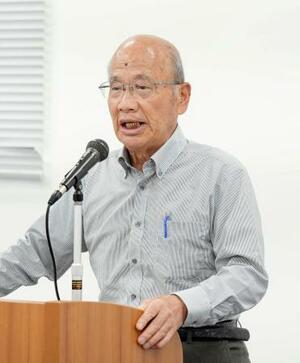 講演する都留文科大の笠原十九司名誉教授=19日午後、長崎市