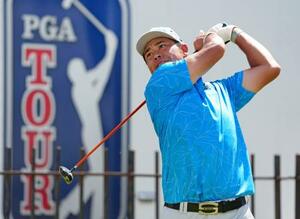 第2ラウンド、15番でティーショットを放つ松山英樹。通算9アンダーで2位=コロニアルCC(共同)