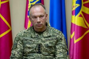 25日、ウクライナ・キーウで取材に応じるシルスキー軍総司令官(ウクライナ軍提供・共同)