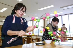 カラフルな米粉の団子を枝に付けた繭玉飾り=5日、長岡市小国町上岩田