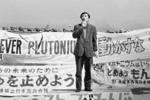 原発関連の集会で話す高木仁三郎さん=1993年、福井県敦賀市(原子力資料情報室提供)