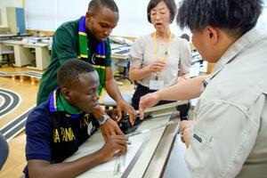 タンザニアから来日し、製図の方法を学ぶ学生(左)=6月、山形県長井市の県立長井工業高