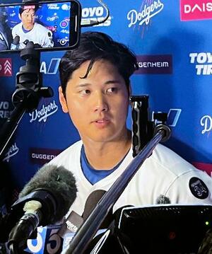 試合後、取材に応じるドジャース・大谷=ロサンゼルス(共同)