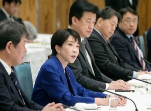 政府与党連絡会議で発言する高市首相(左から2人目)=1日午後、首相官邸