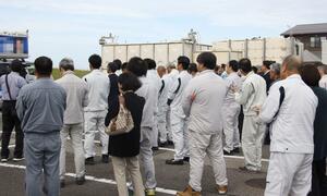 県内の候補者の街頭演説に集まった建設業関係者ら=10月16日