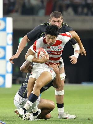 日本－ジョージア　前半、突進する矢崎由高＝ユアテックスタジアム仙台