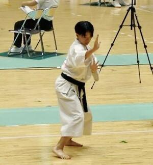 男子単独演武の部で優勝した小野塚純