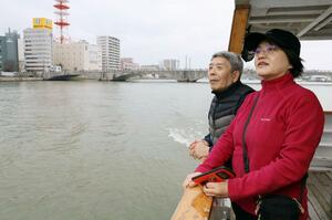 信濃川下流で船上からの景色を楽しんだ観光客ら=4月4日、新潟市中央区