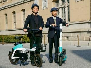 　Ｌｕｕｐと連携協定を結び、電動キックボードの試乗に臨む京都府の西脇隆俊知事（右）＝１９日午後、京都府庁