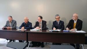 意見書などの採択状況を説明する新潟水俣病阿賀野患者会と新潟水俣病共闘会議のメンバー＝７日、県庁