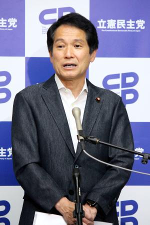 記者会見する立憲民主党の大串代表代行=17日午前、国会